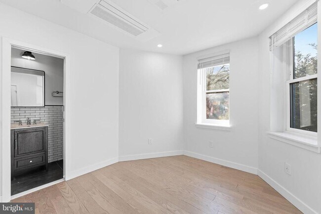 Foto del edificio - 718 Rhode Island Ave NW