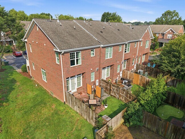 Foto del edificio - Fully Furnished Option Available | Modern End-Unit Townhome | Prime Raleigh Location