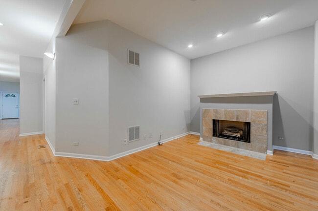 Building Photo - 1017 W Dakin St