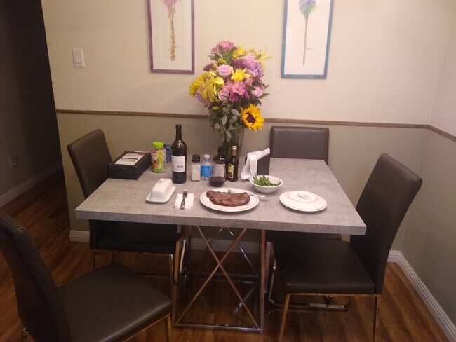 Mesa de comedor junto a la cocina. - 505 Oppenheimer Dr