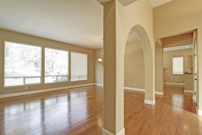 Building Photo - Single Story Home on Private Court with View!