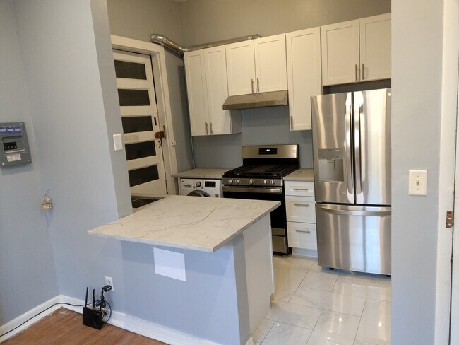 Building Photo - 560 W Fullerton Pky