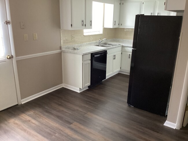 Kitchen - 1025 W Mountain View Rd