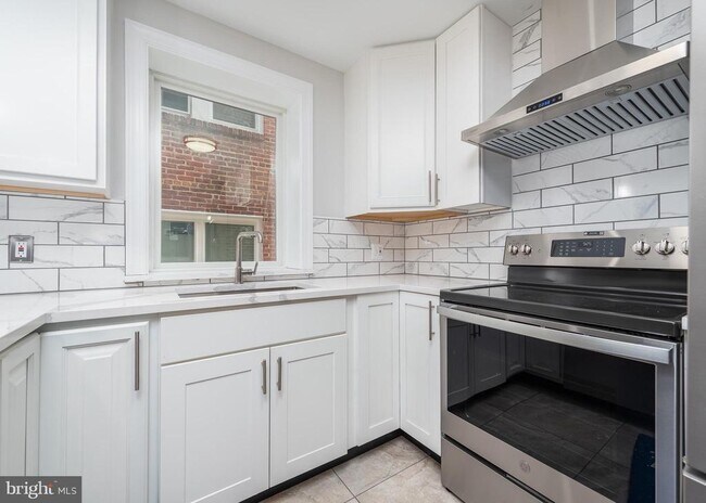 Building Photo - 2438 Callow Ave
