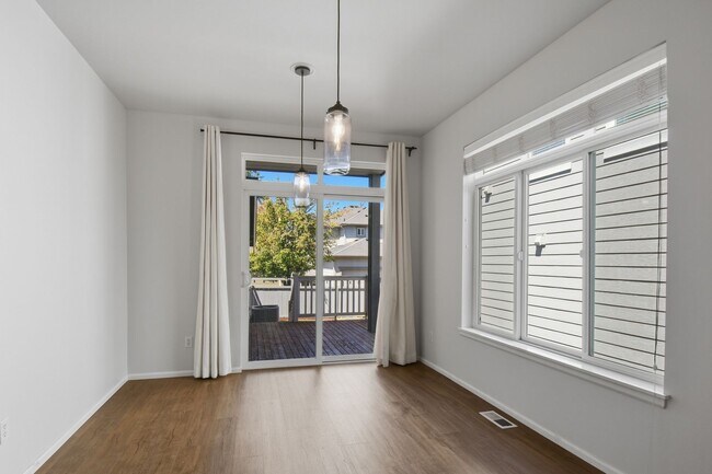 Foto del edificio - 4bd/2.5ba Renton Home