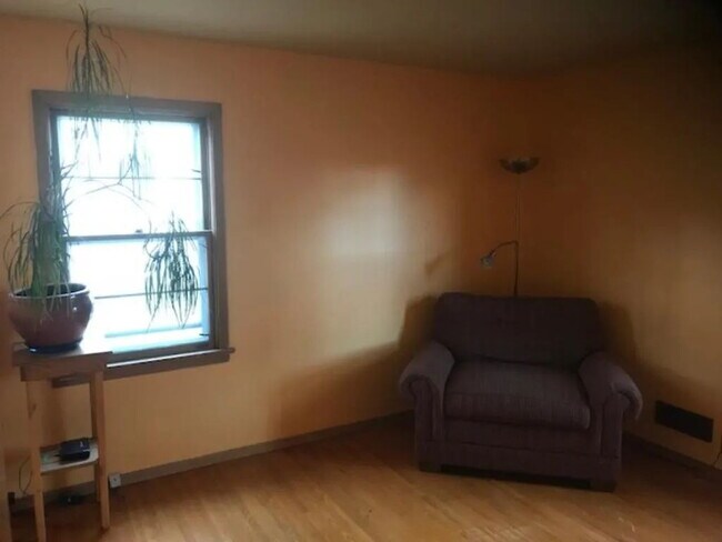 Building Photo - Charming 4-Bedroom Single Family Home on C...