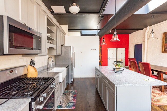 Foto del edificio - 1214 W Belmont Ave