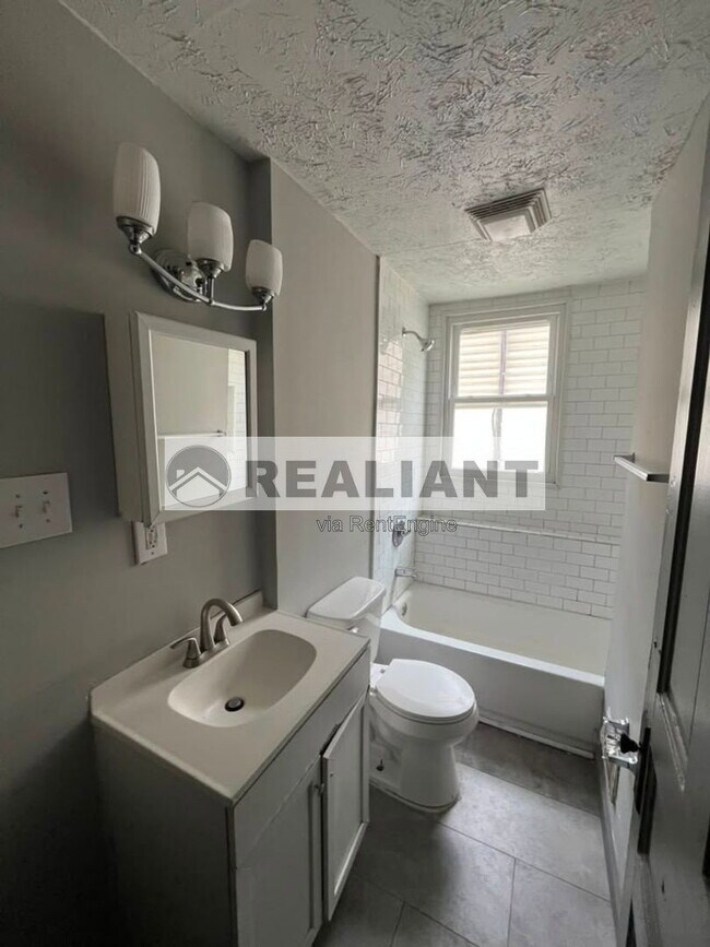 Foto del edificio - 3926 Decoursey Ave