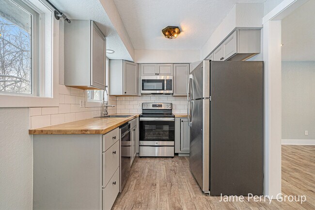 Foto del edificio - 322 E BENTON ST