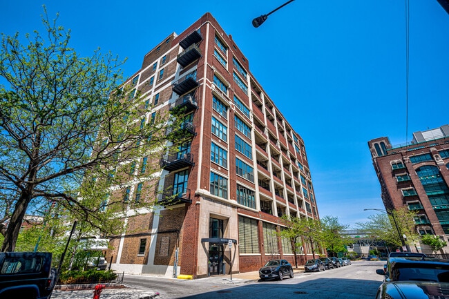Building Photo - 320 E 21st St