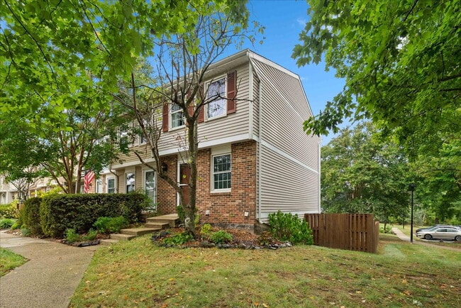 Building Photo - "Charming 2-Bed Townhouse with great upgra...