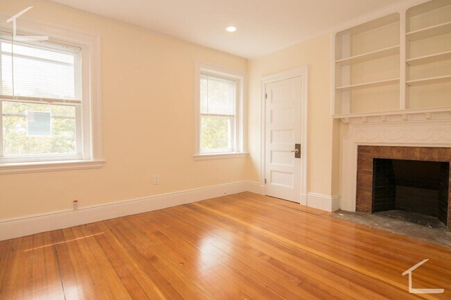 Building Photo - 1588 Beacon St