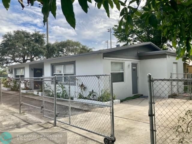 Building Photo - 889 NW 16th Ave