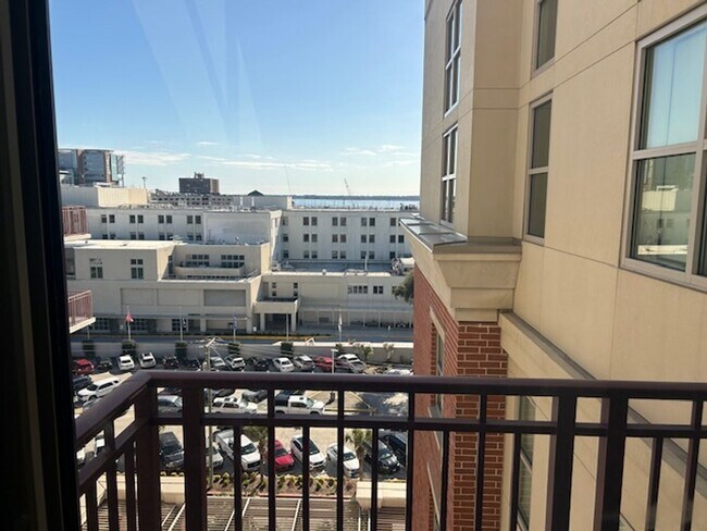 Foto del edificio - Fully Furnished, Awesome 1 Bedroom 1.5 Bath Condo in Excellent Location