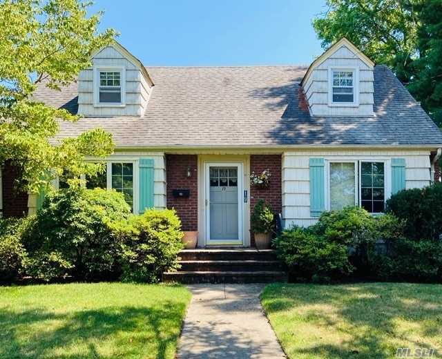 19 Ivanhoe Dr, Merrick, NY 11566 Room for Rent in Merrick, NY