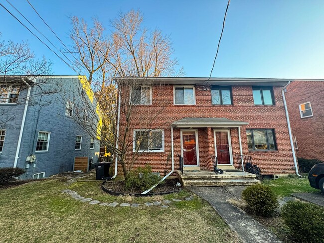 Beautiful 3 Bed 1 Bath End Row Brick Townhouse With Fenced In Yard In River Terrace - Beautiful 3 Bed 1 Bath End Row Brick Townhouse With Fenced In Yard In River Terrace