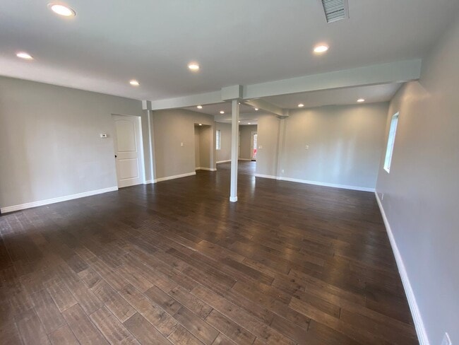 Foto del edificio - Tarzana Lifestyle: Elegant Home with Pool,...