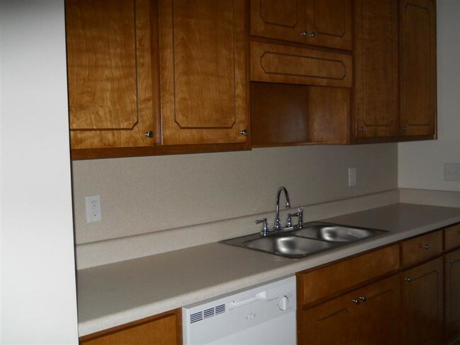 Building Photo - 3 bedroom Duplex 1 and 1/2 bath
