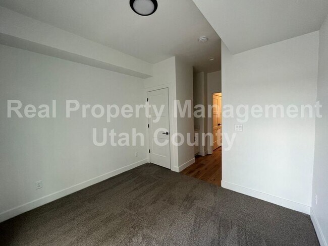 Building Photo - 606 E 340 S