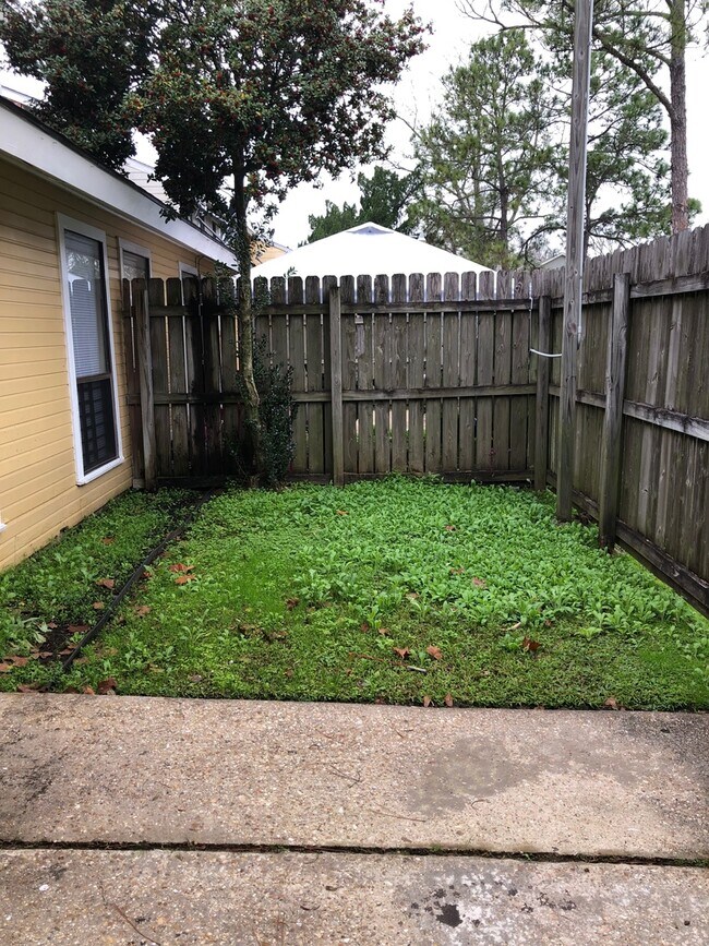 Building Photo - Beautiful 3 Bedroom Town home