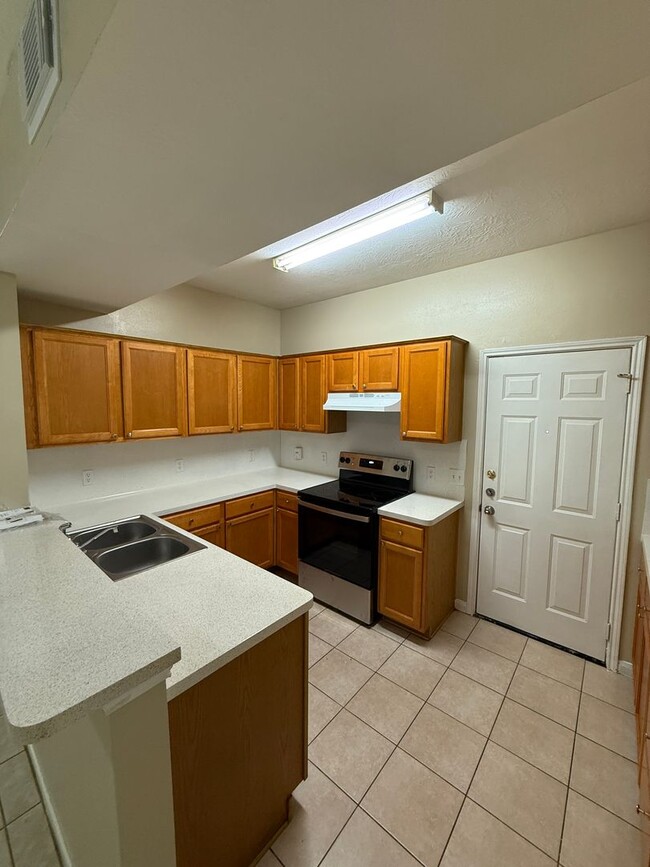 Building Photo - Spacious 4 Bed 2.5 Bath Duplex