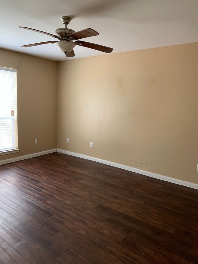 Building Photo - 2 BR 2 BA Condo - Upstairs