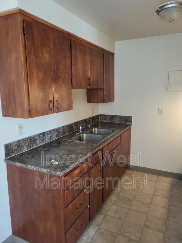Foto del edificio - 1806 E FOURTH PLAIN Blvd