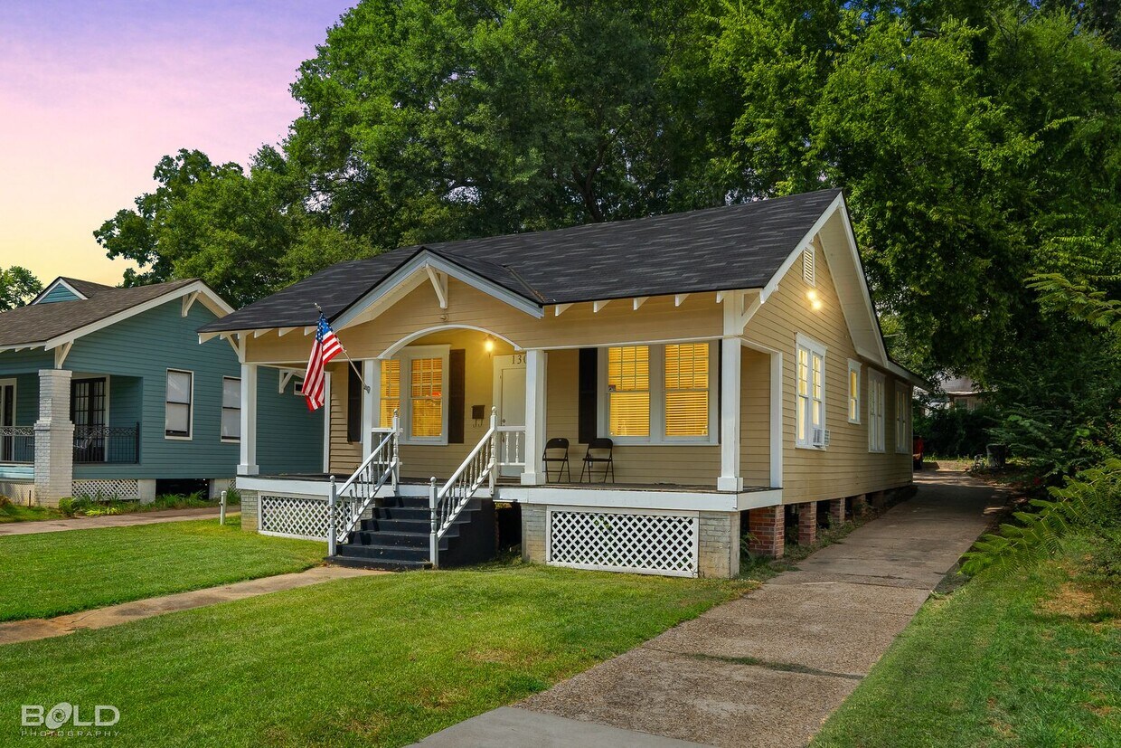 Primary Photo - Check Out this 3 bed 2 bath!!