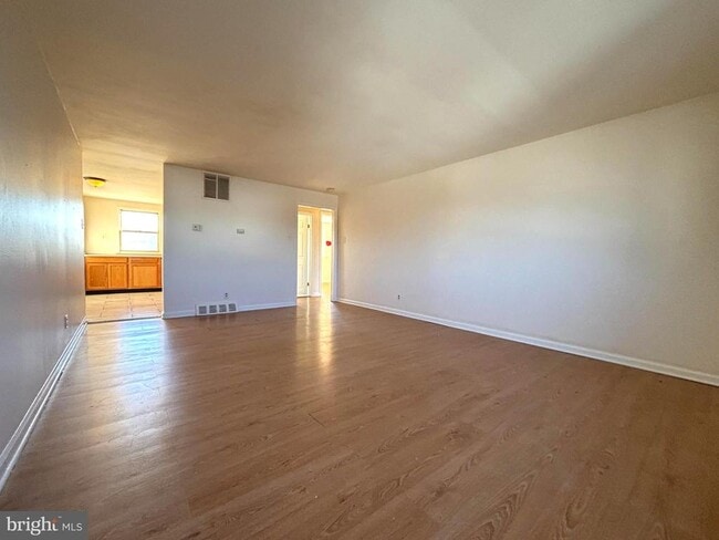 Building Photo - 819 Creek Rd