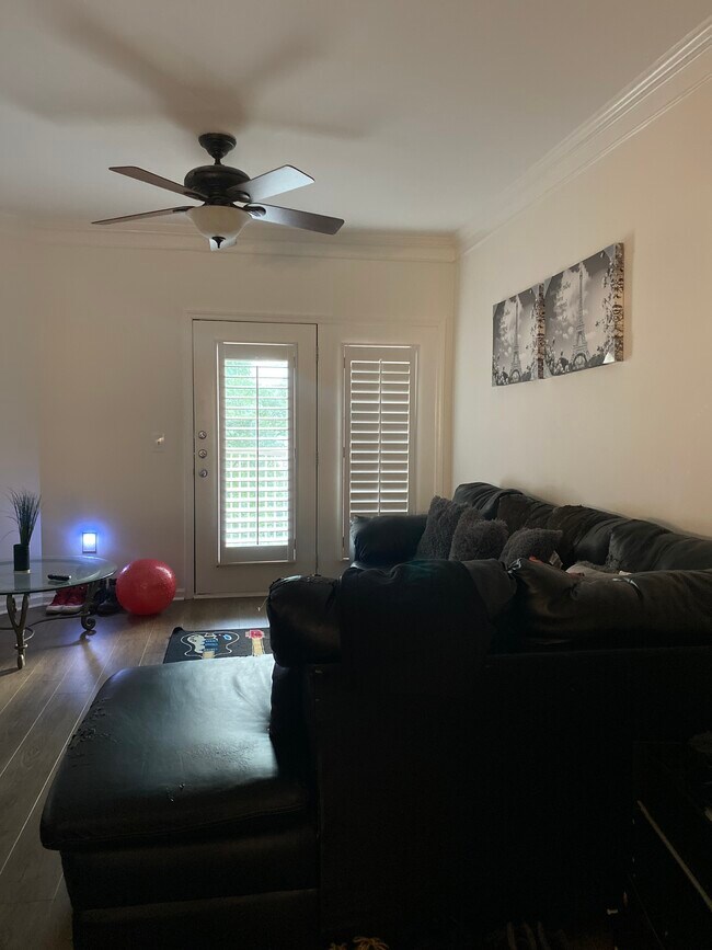 Living room - 10 Perimeter Summit Blvd NE
