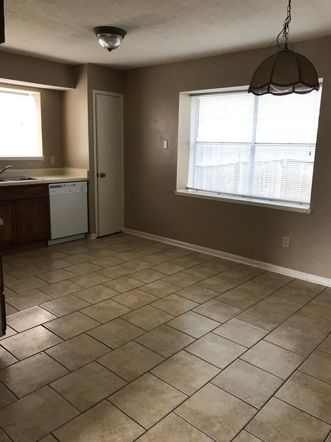 Dinning Room - 16934 Hummingbird