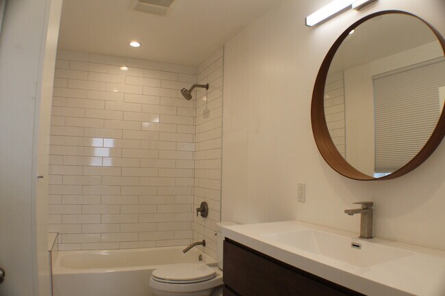 Building Photo - 1325 Lilac Ter
