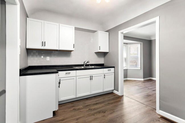 Building Photo - 3 Bedroom 1.5 Bath single Family