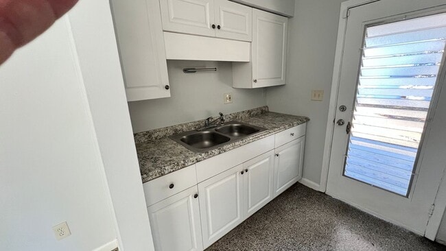 Foto del edificio - 2323 Belmar Dr