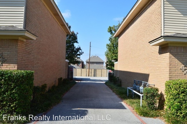 Building Photo - 420-206 Wilshire Dr