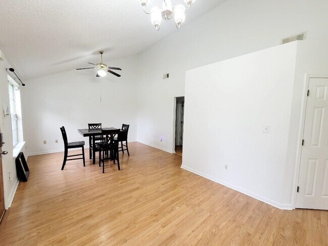 Building Photo - 1418 Glenda Dr