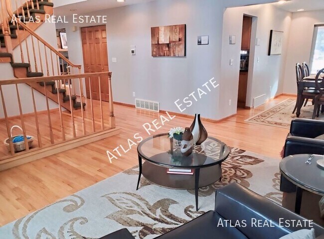 Building Photo - Cannot Miss Large and Affordable 5 Bed 4 B...