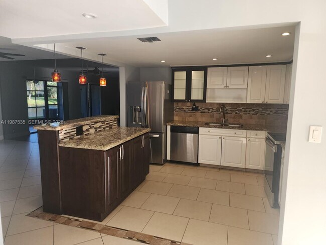 Foto del edificio - 537 N University Dr