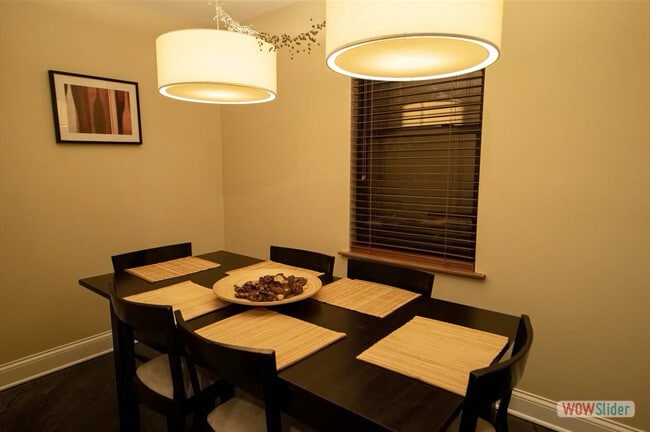 Building Photo - 2104 W Roscoe St