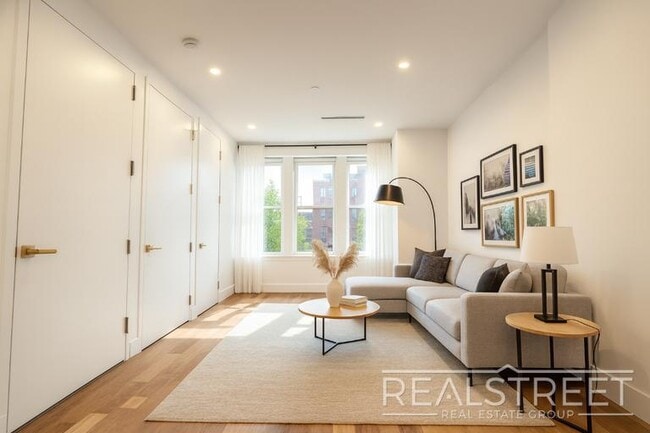 Foto del edificio - Modern Duplex-Style Residence with Designer Finishes on Historic Eastern Parkway