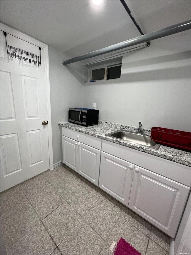 Building Photo - 760 S Oyster Bay Rd