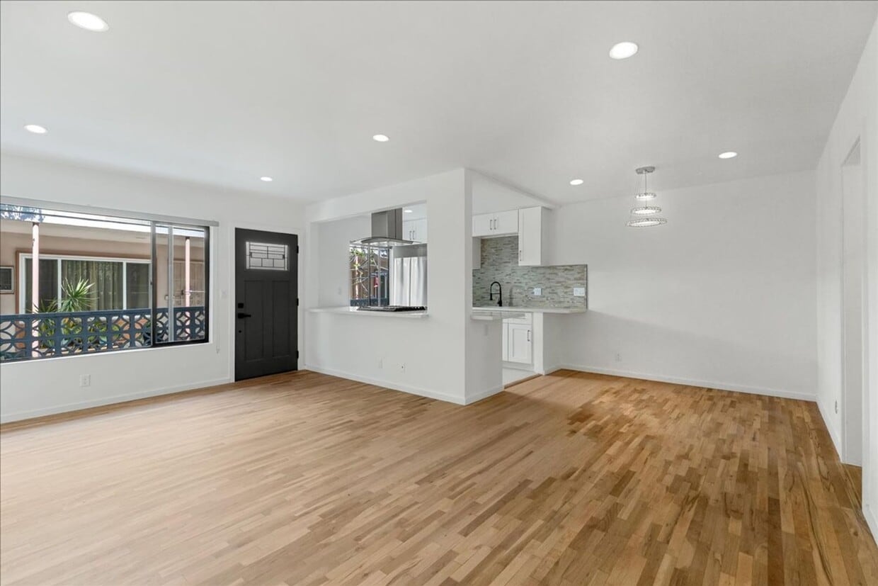Photo - 652 N Hayworth Ave.-02