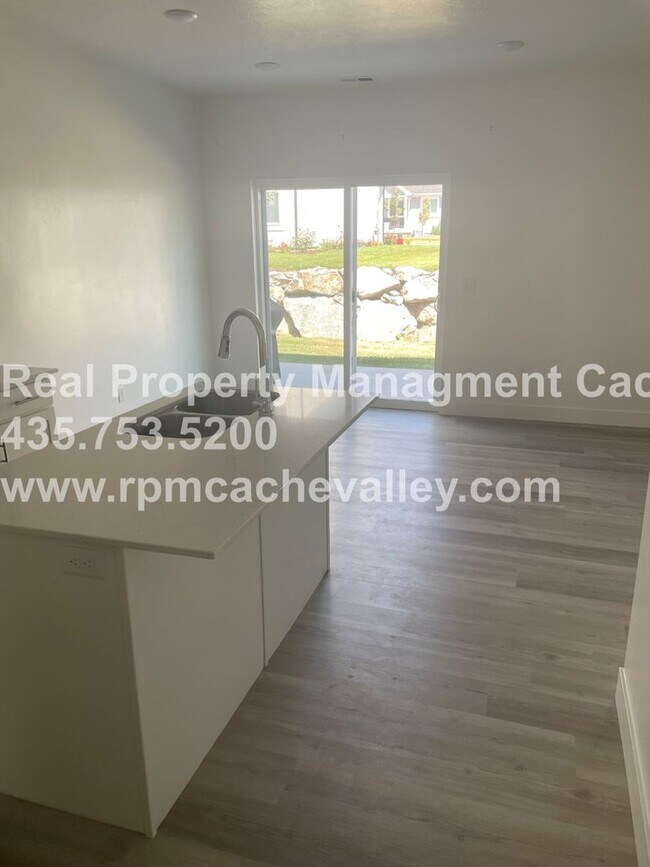 Building Photo - 566 N 245 E