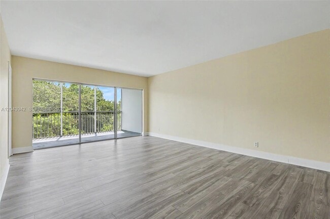Foto del edificio - 3250 N Palm Aire Dr