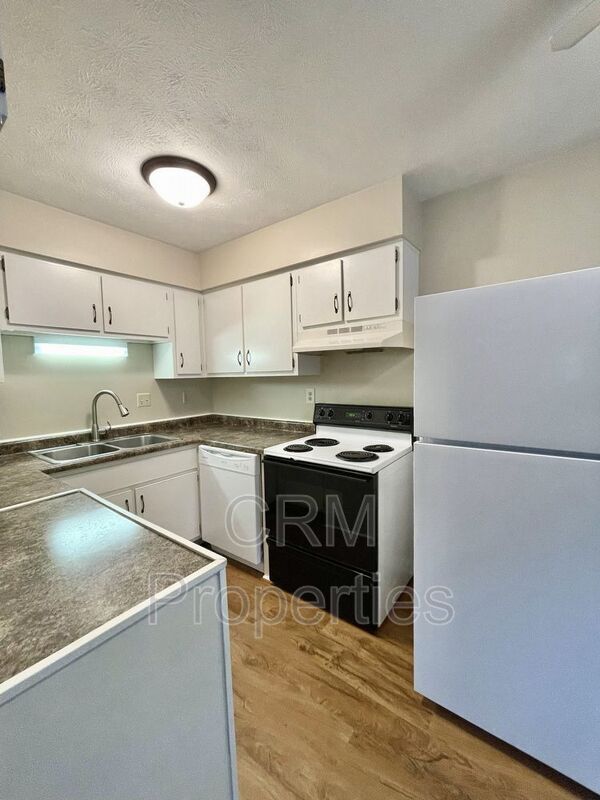 Building Photo - 2310 Roselawn Dr