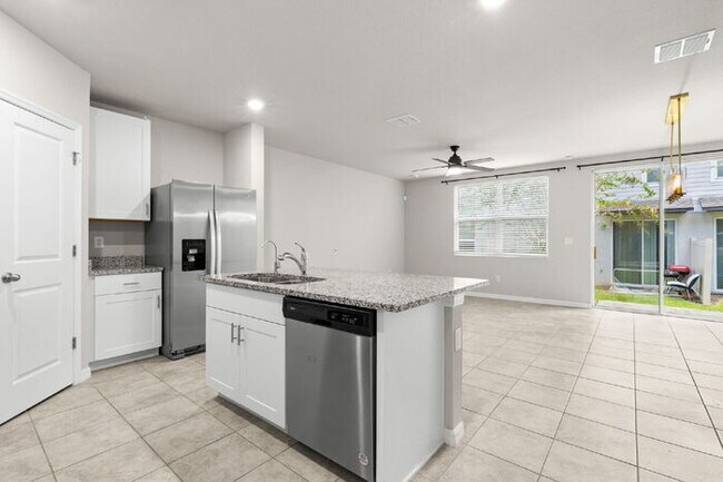 Foto del edificio - Town Home For Rent in Brandon with TONS OF UPGRADES!