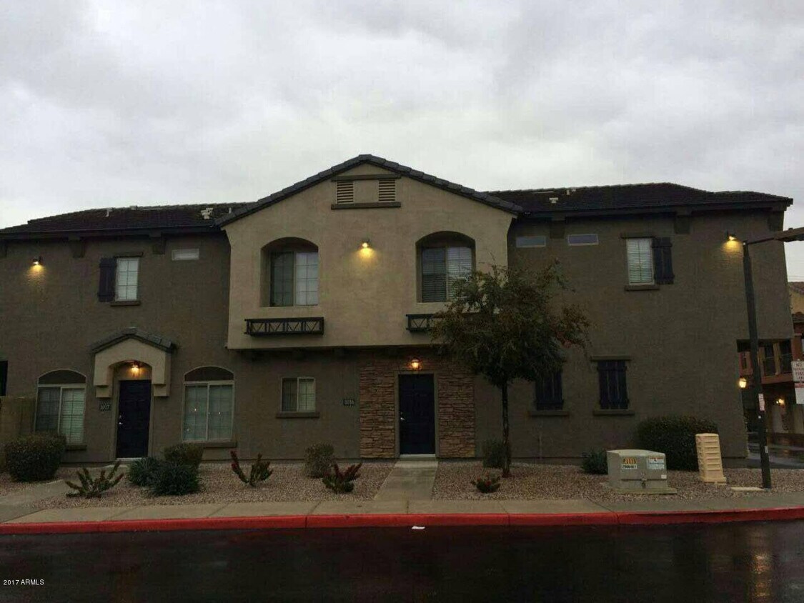 Primary Photo - 2401 E Rio Salado Pkwy