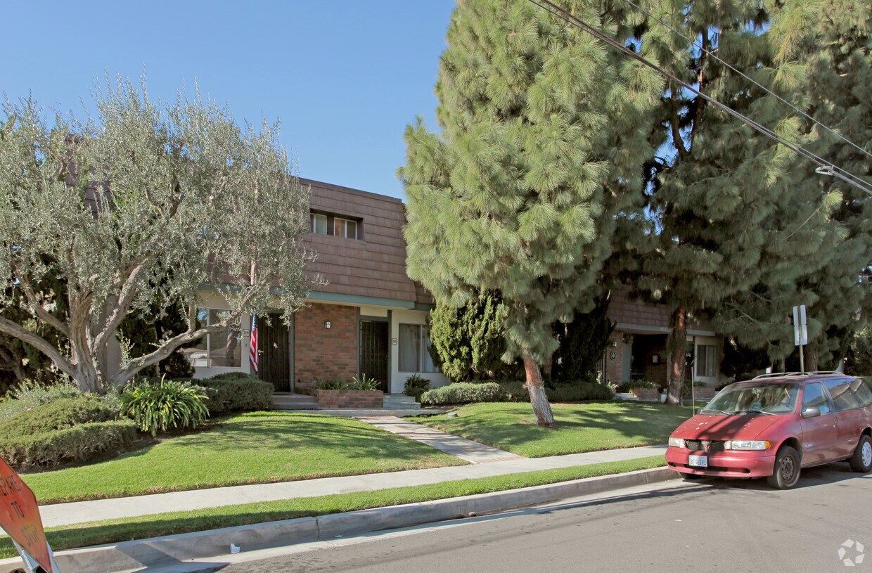Primary Photo - Pine Tree Terrace - Condominiums