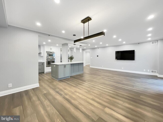 Building Photo - 4801 Hampden Ln