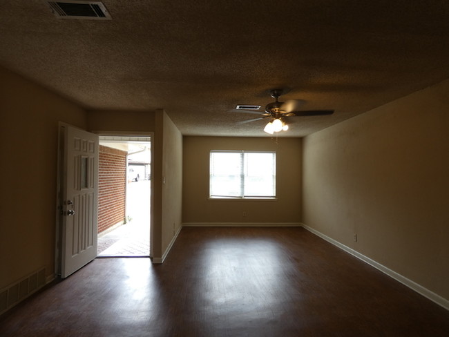 Building Photo - Recently updated 3/2/2 home in Haltom City!